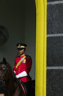 Kuala Lumpur, Malezya, 07.08.2024. Maylaysia 'ya yerleştirilmiş sarımsak şekilli kemerlerin idari binası. Kraliyet Muhafızları, Istana Negara Sarayı