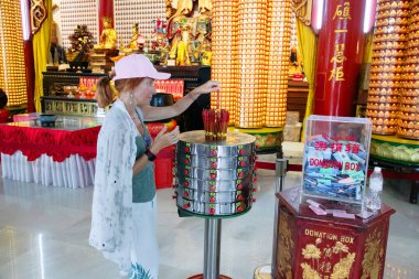 Kuala Lumpur, Malezya. 07.08.2024 en büyük Budist tapınağı Thean Hou, Kuala Lumpur. Çin tapınağında fal baktıran Chien Tung veya chi çubukları..