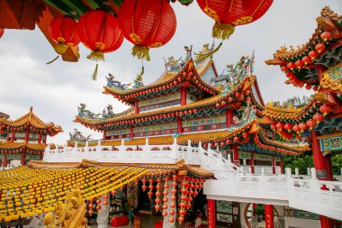 Kuala Lumpur, Malezya. 07.08.2024 en büyük Budist tapınağı Thean Hou, Kuala Lumpur. Çince süslenmiş ön cephe ve gri taş figürler