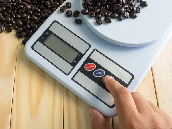 디지털 측정 장치 및 원두 커피 핸드 프레스 스톡 사진