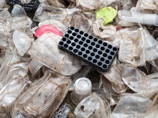 Plastic bekers en containers bereid voor recycling — Stockfoto