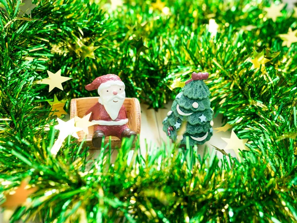 Noel Baba ve Noel ağacı, dekorasyon neşeli Noel ve mutlu