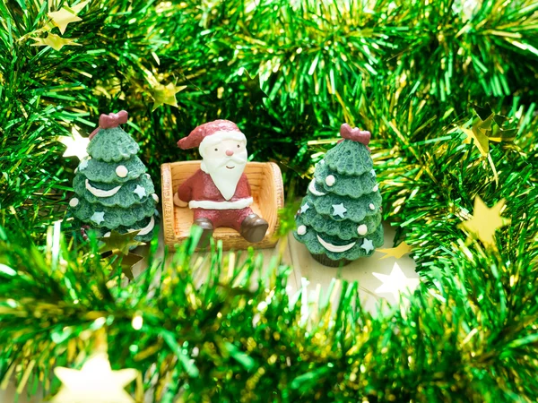 Noel Baba ve Noel ağacı, dekorasyon neşeli Noel ve mutlu
