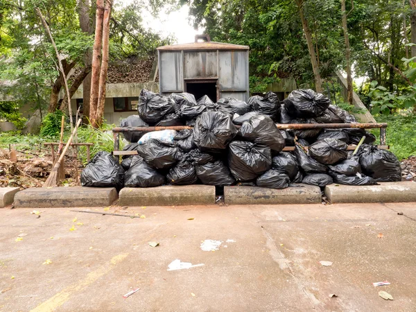 Incinerador de jardim com sacos pretos — Fotografia de Stock