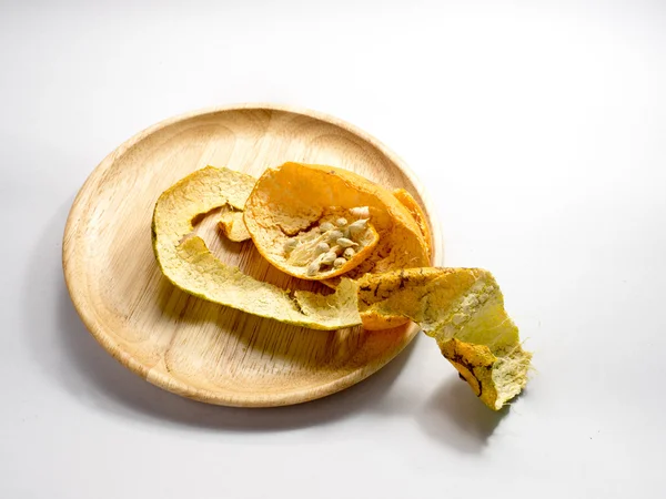 Orange peel ve beyaz arka plan üzerinde tohum