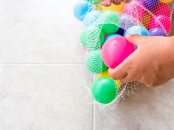 net bir torba içinde kirli plastik topu almak
