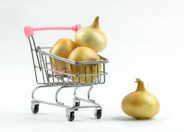 Carro Compra Comestibles Con Cebolla Orgánica Aislado Sobre Blanco — Foto de Stock