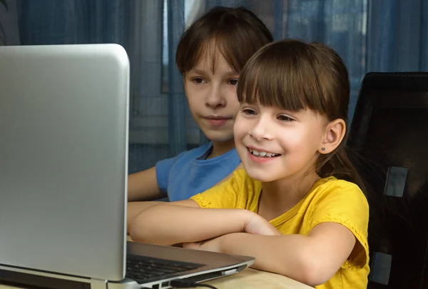 Twee Meisjes Die Naar Laptop Kijken Glimlachen Begrip Afstandsonderwijs Thuis — Stockfoto