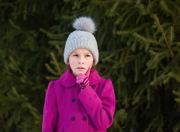 Pembe Paltolu Düşünceli Bir Kızın Portresi Yeşil Ağaçların Arkasına Örülmüş — Stok fotoğraf