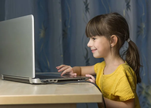 Online Onderwijs Afstand Een Gelukkig Meisje Kijkt Naar Laptop Glimlacht — Stockfoto