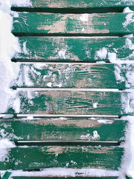 Снег Деревянных Нарах Открытой Террасы Крупным Планом Зеленый Деревянный Снежный — стоковое фото
