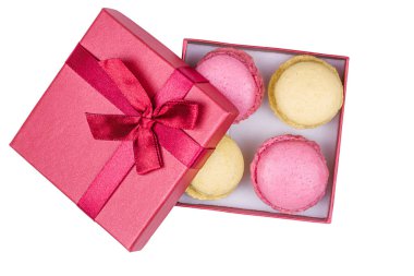 Beyaz arka planda izole edilmiş makaronlu kırmızı kutu. Üst görünüm