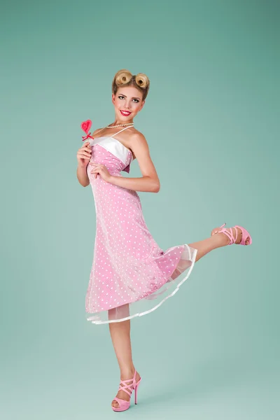 Giovane donna in abito rosa vintage — Foto Stock