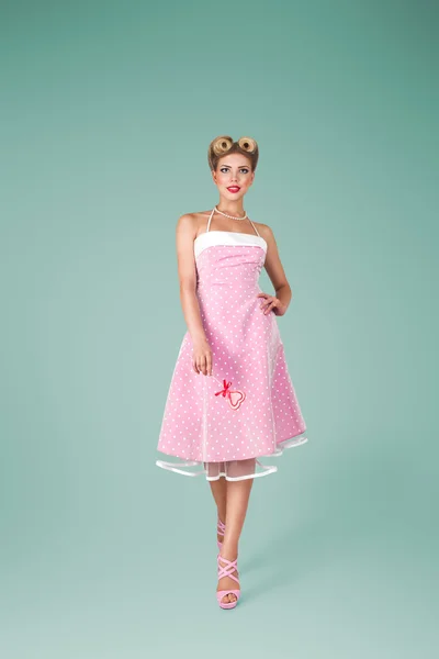 Giovane donna in abito rosa vintage — Foto Stock