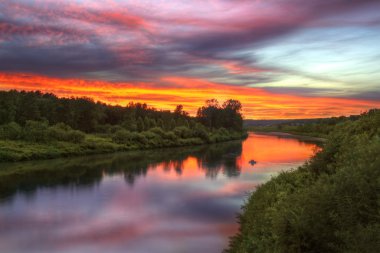 rzeka Inya w Nowosybirsku regionu podczas zachodu słońca