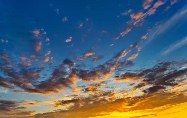 Textura del cielo nublado durante la puesta del sol —  Fotos de Stock