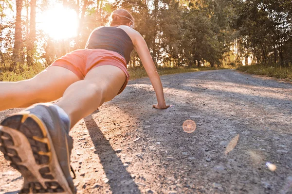 Jeune femme sportive fait pushups — Photo