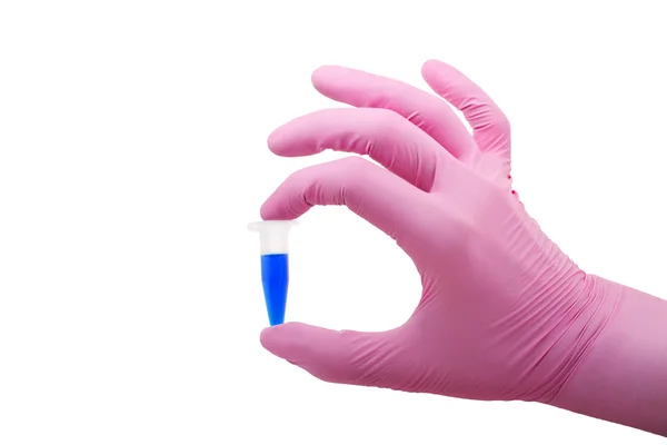 Mano en guantes mantiene tubo de plástico con líquido azul Imagen De Stock