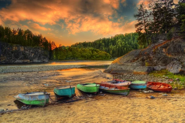 Boote durch Flussküste — Stockfoto