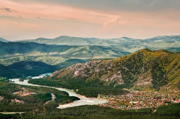 Rio Katun perto do lago Manzherok, vista do topo do teleférico Imagens De Bancos De Imagens Sem Royalties