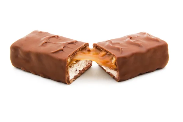 Dos mitades cortadas de barra de chocolate aisladas en blanco Imagen de stock