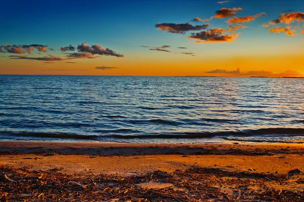 Vue sur le paisible lac Chany pendant la belle soirée coucher de soleil Photo De Stock