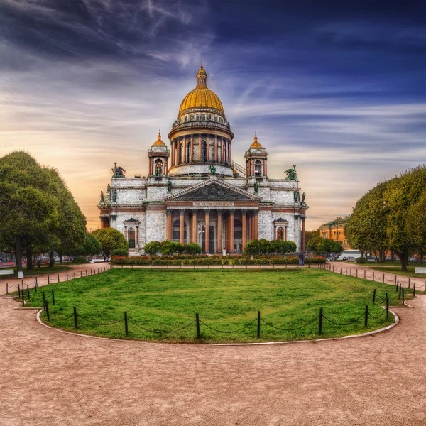 Vista da Catedral de Isaac da praça do parque em São Petersburgo Imagens Royalty-Free