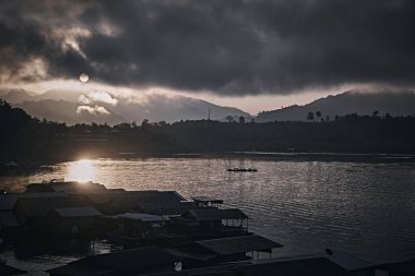 Sabah sisli göl Sangkhla Buri, Thailan