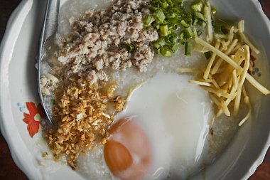 Domuz etli congee. Tayland sokak foo.