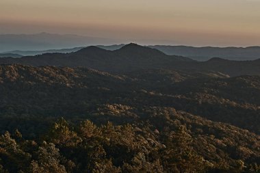 Gökyüzü ve dağlar Viewpoint Doi Inthanon thailand 'da