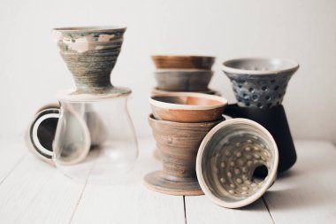 Damlatan ve damlayan sunucu damlayan kahvenin ekipmanıdır.