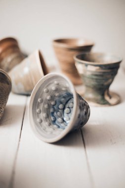 Damlatan ve damlayan sunucu damlayan kahvenin ekipmanıdır.