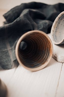 Damlatan ve damlayan sunucu damlayan kahvenin ekipmanıdır.