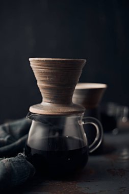 Damlatan ve damlayan sunucu damlayan kahvenin ekipmanıdır.