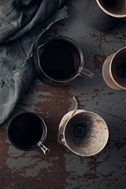 Damlatan ve damlayan sunucu damlayan kahvenin ekipmanıdır.