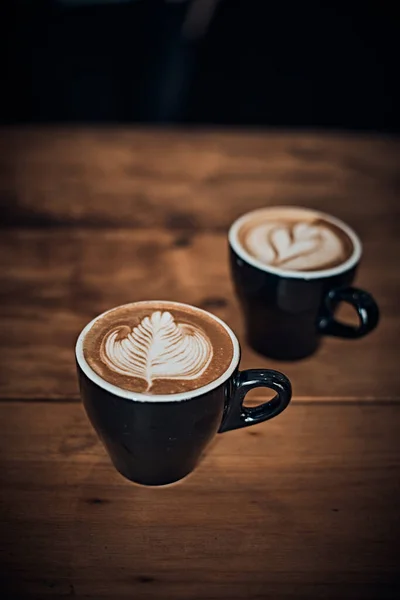 Kopje Warme Latte Art Koffie Houten Tafel Focus Witte Foa — Stockfoto
