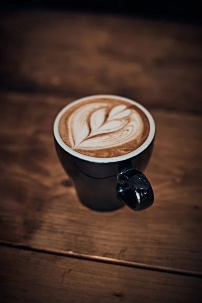 Csésze Forró Latte Art Kávé Asztalon Fókusz Fehér Foa — Stock Fotó