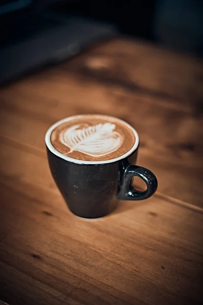 Kopje Warme Latte Art Koffie Houten Tafel Focus Witte Foa — Stockfoto