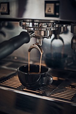 Espresso makinesi barın arka grubuyla çalışıyor