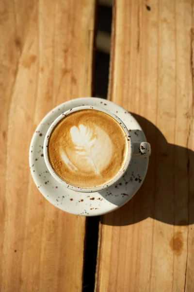 Szelektív Fókusz Csésze Forró Latte Művészeti Kávé Asztalon Fókusz Fehér — Stock Fotó