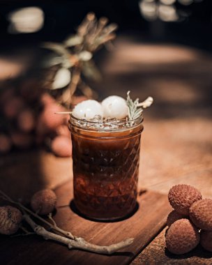 Ice Americano 'yu kafenin arka planında kapat..