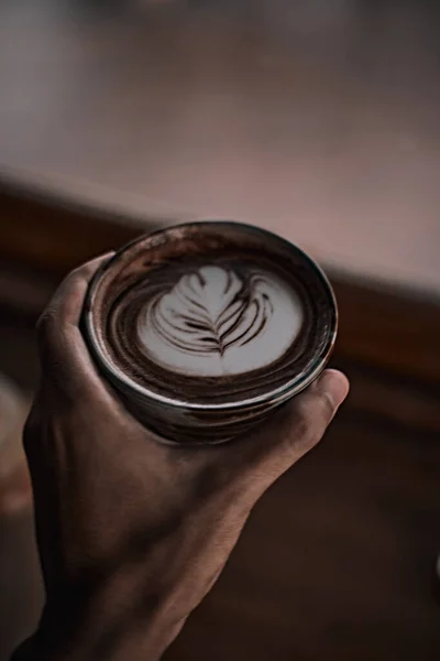 Szelektív Fókusz Csésze Forró Latte Művészeti Kávé Asztalon Fókusz Fehér — Stock Fotó