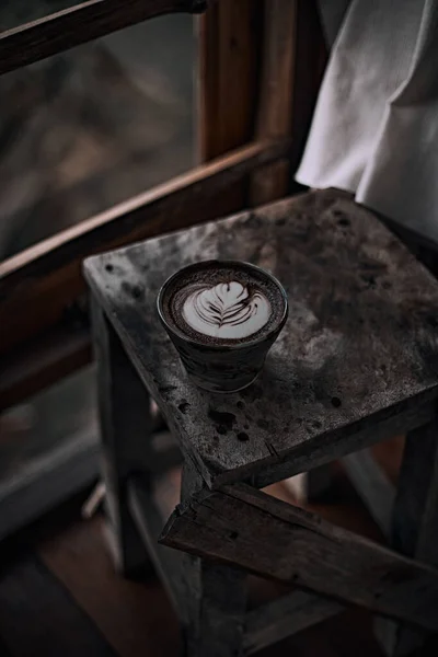 Selectieve Focus Cup Van Hete Latte Art Koffie Houten Tafel — Stockfoto