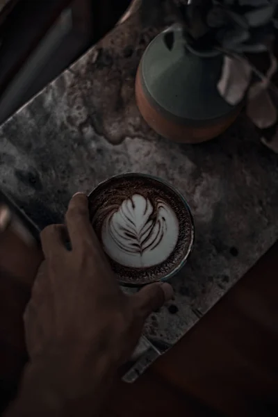 Filiżanka Selektywne Ogniskowanie Gorącej Kawy Latte Sztuki Drewnianym Stole Ostrość — Zdjęcie stockowe