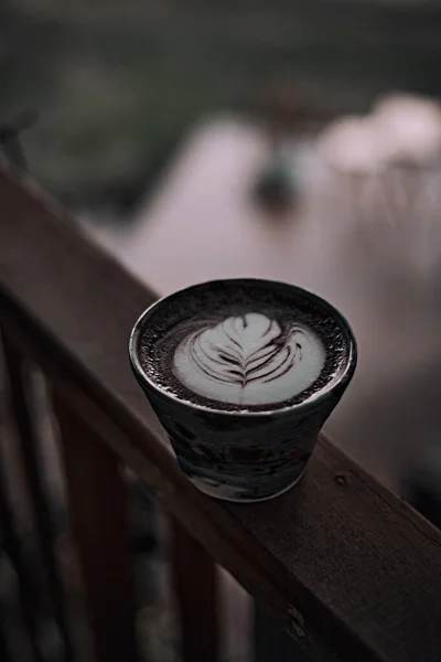 木製テーブルの上のホットラテアートコーヒーの選択的なフォーカスカップ 白いフォアに焦点を当てる — ストック写真