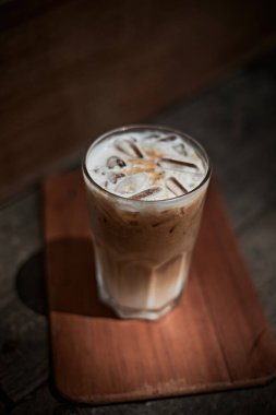 Soğuk sütlü buzlu latte kahve..