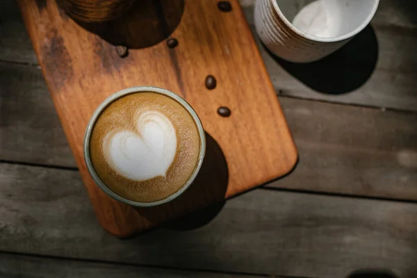 Επιλεκτική Εστίαση Φλιτζάνι Ζεστό Καφέ Τέχνης Latte Ξύλινο Τραπέζι Εστίαση — Φωτογραφία Αρχείου
