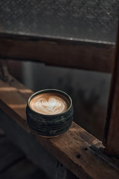 Tahta Masadaki Sıcak Latte Sanat Kahvesine Odaklan Beyaz Köpüğe Odaklan — Stok fotoğraf