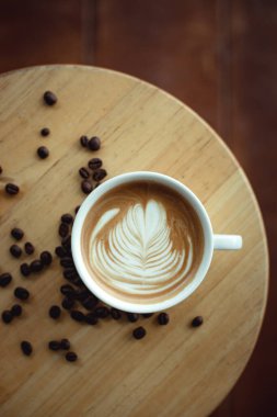 Seçici odaklı sıcak latte sanat kahvesi, beyaz köpüğe odaklan.