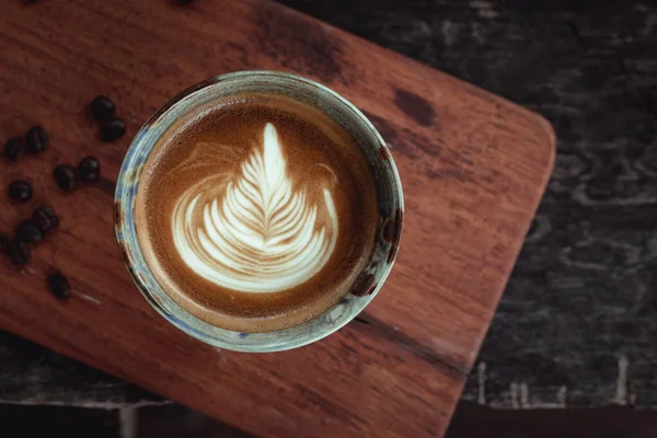 Selectieve Focus Cup Van Warme Latte Art Koffie Focus Wit — Stockfoto